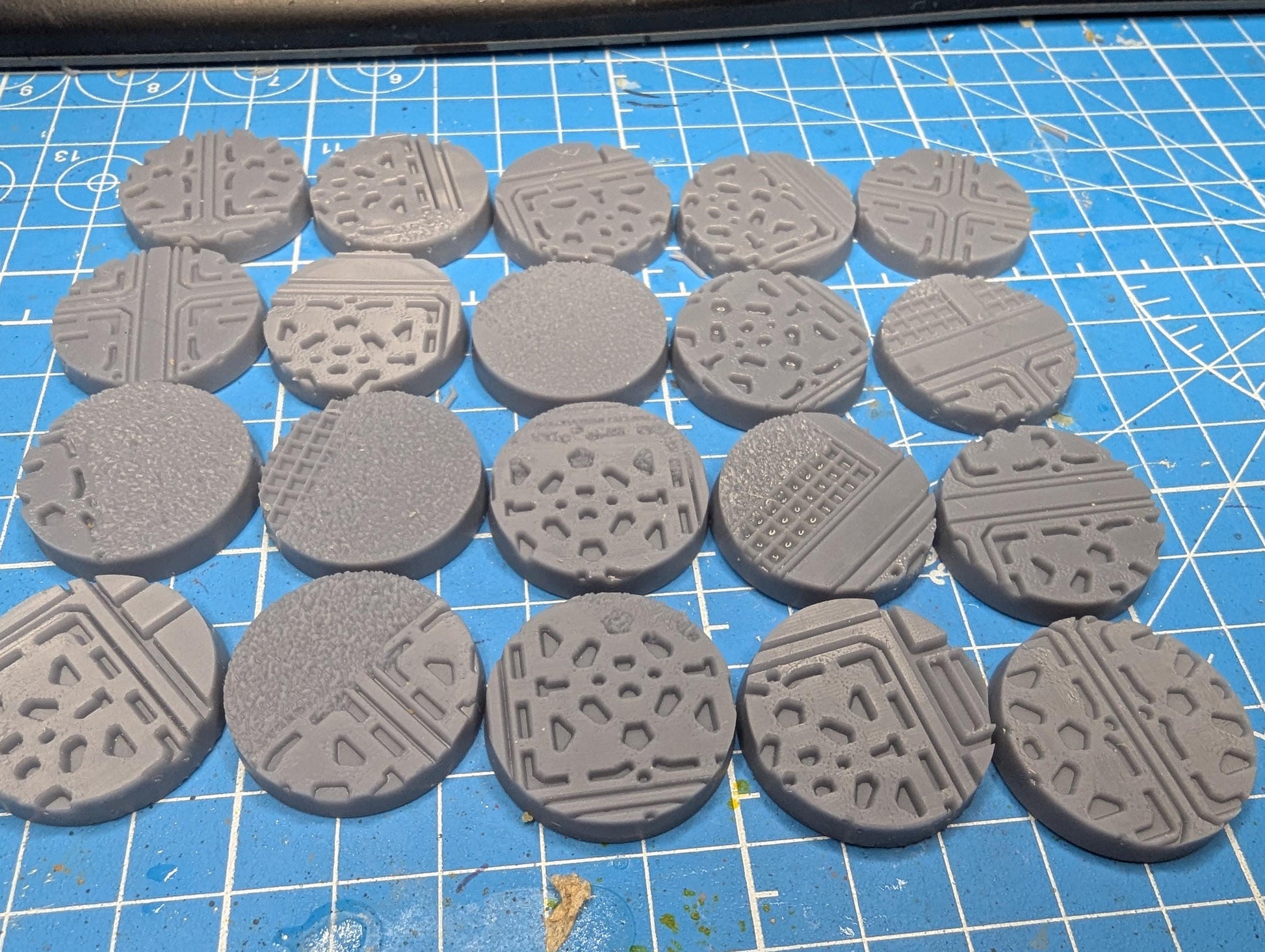 27mm Slug Gangster Palace miniatures base set (20) for legion scale miniatures games.